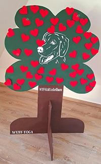 2_Holzbaum mit Herzen_